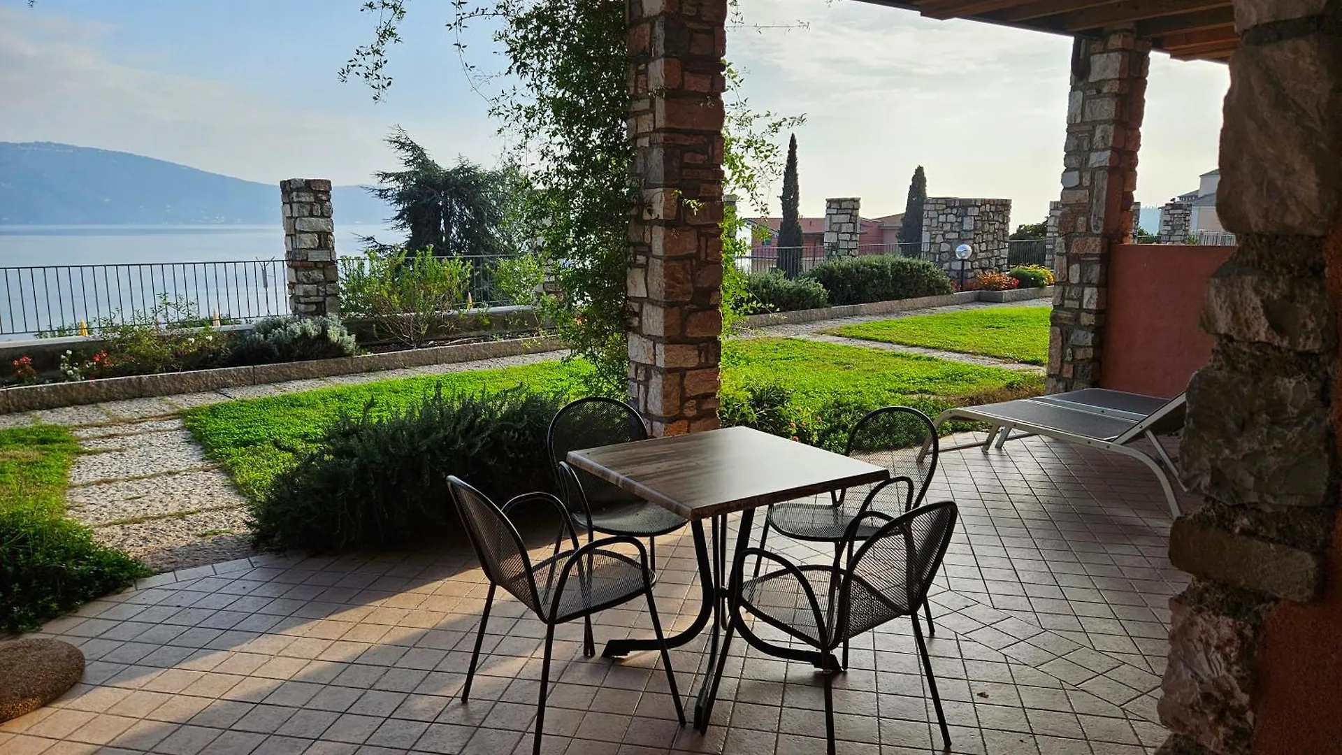 Residence Borgo Dei Limoni - Appartamenti Con Garage Gargnano